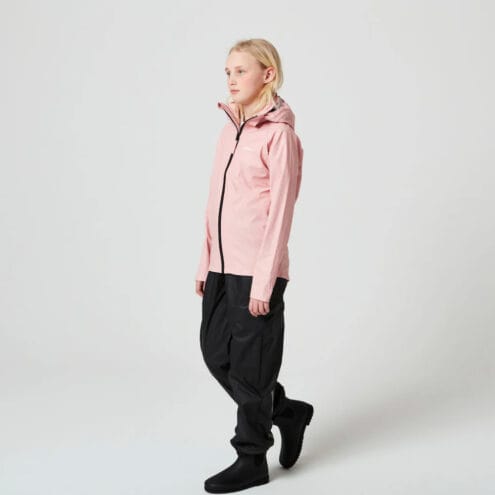 Tretorn Kids Packable rainset i light rose på en modell från sidan