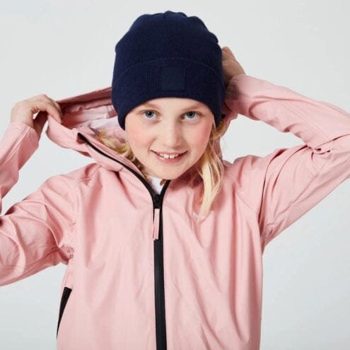 En flicka har på sig Tretorn Kids Packable rainset