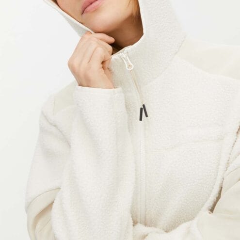 Närbild på Röhnisch Wazzi Pile Hoodie, i en vit färg