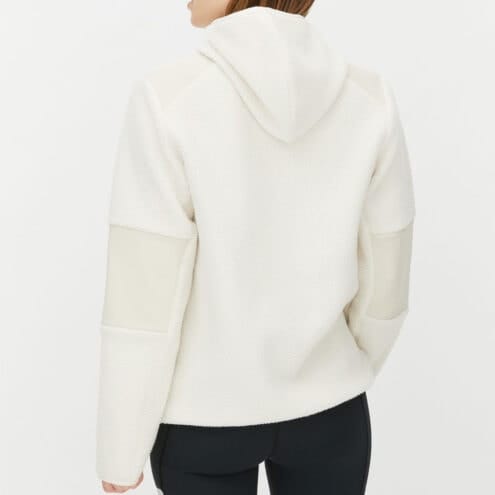 Röhnisch Wazzi Pile Hoodie, på en modell bakifrån