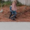 Blundstone Chelsea kängor 1468 (barn/junior) på två barn som promenerar