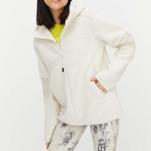Röhnisch Wazzi Pile Hoodie, på en brunhårig modell som står framåtvänd