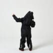 En pojke har påp sig Tretorn Kids Packable rainset och står och dansar