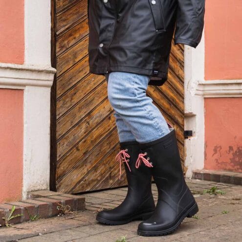 Person som bär snygga gummistövlar från Tretorn Skanör