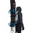 En person har en snowboard på Black Diamond Dawn Patrol 32L ryggsäck