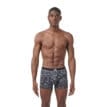 En modell bär mönstrad modell av en Adidas Trunk 3-pack boxers (herr)