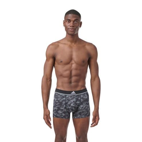 En modell bär mönstrad modell av en Adidas Trunk 3-pack boxers (herr)