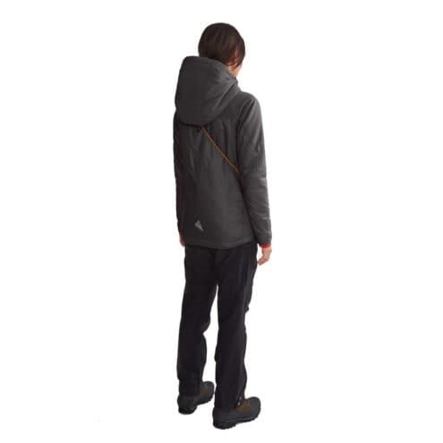 Kvinna som bär Klättermusen Alv Hoodie huvjacka med dragkedja i färgen svart