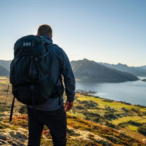 Helly Hansen CAPACITOR BACKPACK RECCO man som bär produkten.
