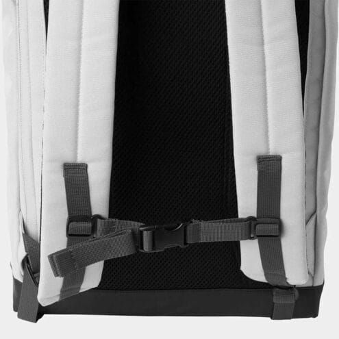 Baksida närbild på praktiska remmar av Helly hansen stockholm backpack ryggsäck