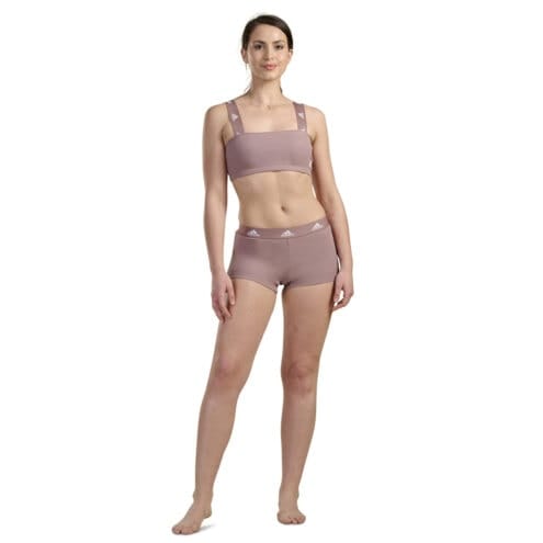 Kvinna som bär Adidas Girl Shorts boxers i färgen wonder Oxid
