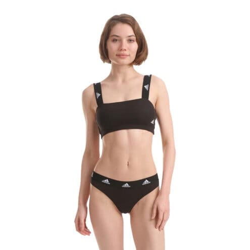 Kvinna som bär Adidas Thong bomullstrosor