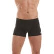 En modell har på sig Adidas Trunk 3-pack boxers (herr) och står mot kameran