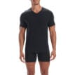 Adidas V-Neck T-Shirt (2PK) bärs av en modell som har färgen svart på sig