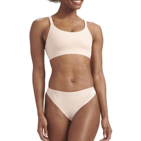 En modell bär Adidas Scoop Lounge Bra med matchande topp
