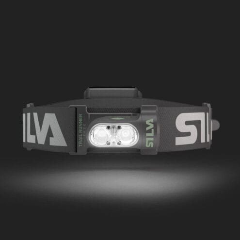 Lampa som lyser med mörk bakrund av Silva Trail Runner Free 2 Ultra pannlampa