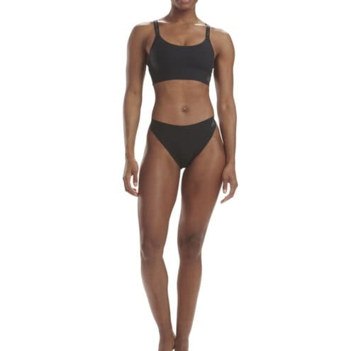 En modell har på sig Adidas Stringtrosa i mikrofiber (dam) och en matchande topp