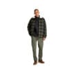 En modell bär Timberland Outdoor Cargo byxor (herr)
