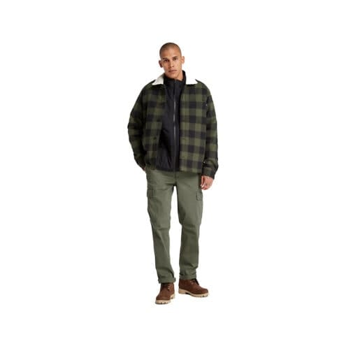 En modell bär Timberland Outdoor Cargo byxor (herr)