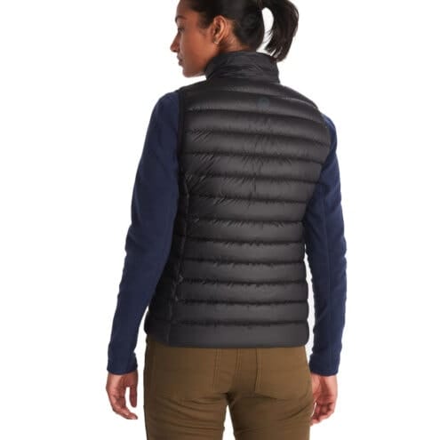 Marmot Highlander Vest dunväst (dam) bakifrån som bärs av en modell