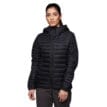 Black Diamond Access Down Hoody dunjacka med huva (dam) på en modell i färgen svart