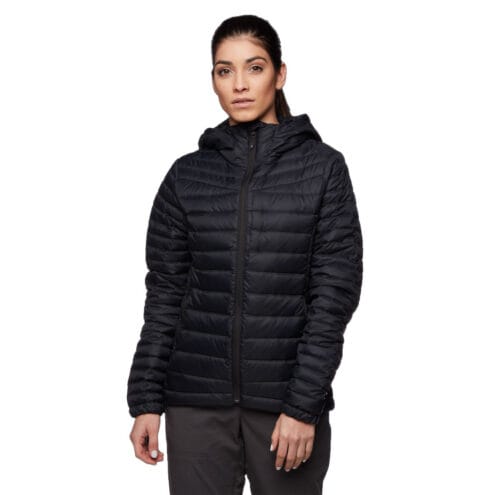Black Diamond Access Down Hoody dunjacka med huva (dam) på en modell i färgen svart