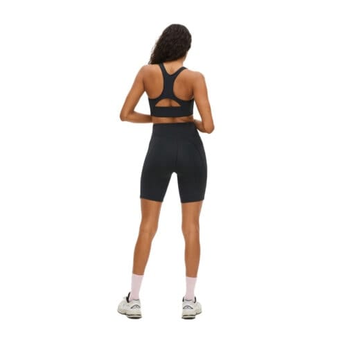 Röhnisch Flattering High Waist Bike Tights på en modell som vänder ryggen till kameran