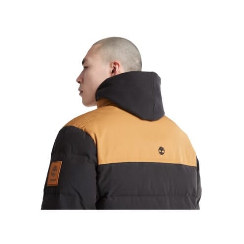 En modell har på sig Timberland Welch Mountain puffer vinterjacka (herr)
