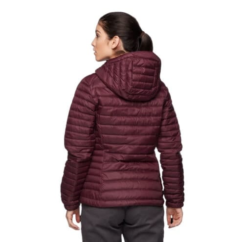 Baksida av Black Diamond Access Down Hoody dunjacka med huva (dam) på en modell
