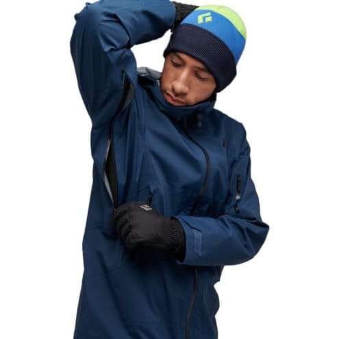 En modell som använder ventilationsficka på Black Diamond Recon LT Stretch Shell skidjacka (herr)