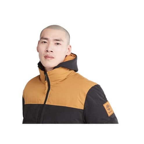 Modell har på sig en varm och skön Timberland Welch Mountain puffer vinterjacka (herr)