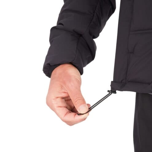 En modell använder dragskon på Marmot WarmCube Active Novus vinterjacka (herr)