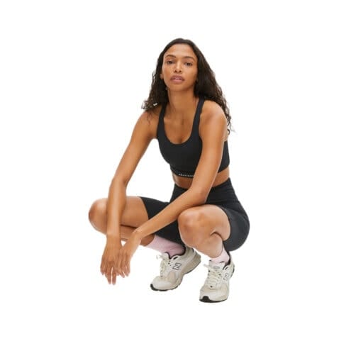 Röhnisch Flattering High Waist Bike Tights på en modell som hukar