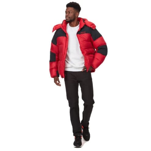 Marmot Plasma Parka jacka på en modell som posar