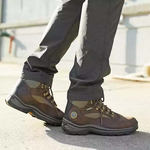 En modell som bär Timberland Chocorua waterproof mid hiker kängor (herr)