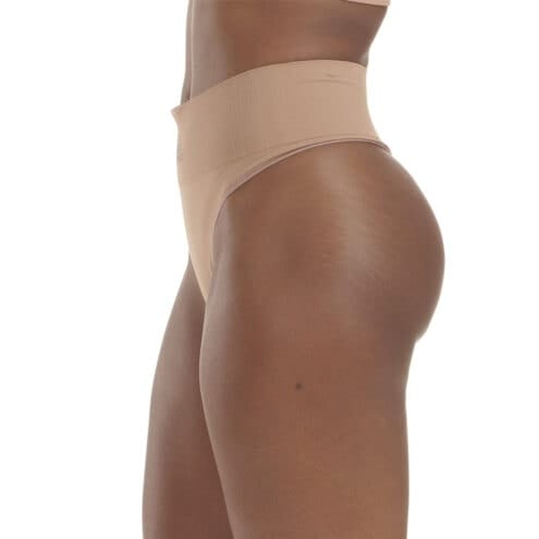 En modell visar Adidas Thong mjuk träningstrosa (dam) i profil