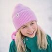 Minty stickad mössa från isbjörn på ett barn som leer