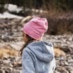 Isbjörn of Sweden Panda Beanie mössa för barn på en flicka i naturen