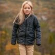 Isbjörn Frost Jacka för barn i färgen svart på en modell