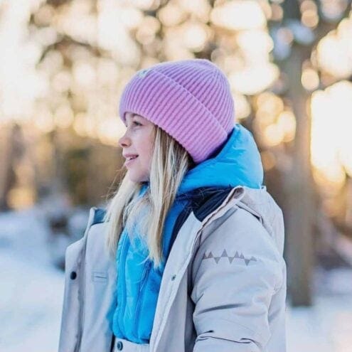 Minty stickad mössa från isbjörn på en modell