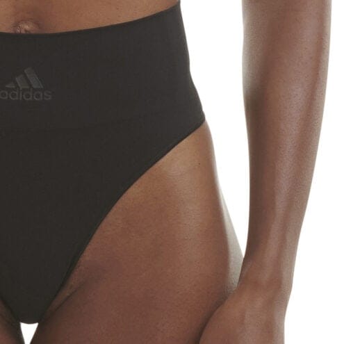 En närbild på Adidas Thong mjuk träningstrosa (dam) där loggan visas
