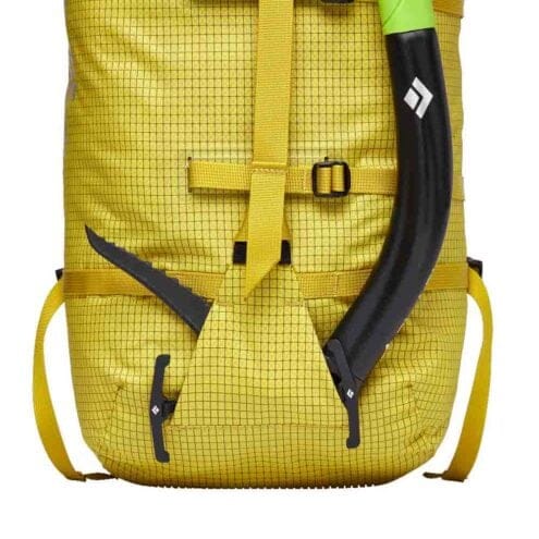 En ishacka fastspänd på Black Diamond Speed 50L ryggsäck