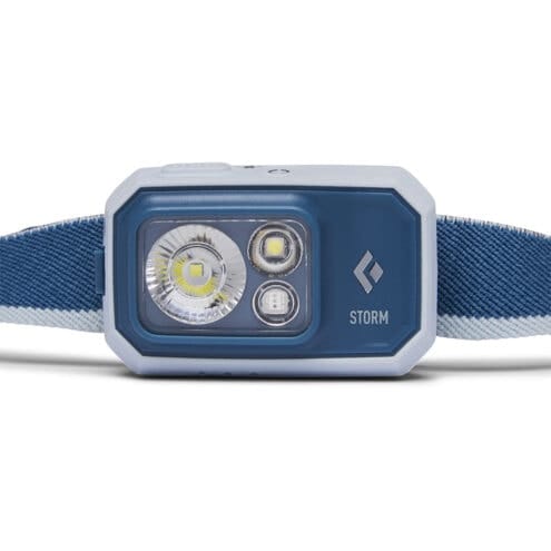Närbild på Black Diamond modell storm 450 lumen i färgen creek blue
