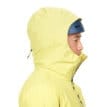 En modell som har på sig Marmot Lightray GORE-TEX skidjacka (herr)