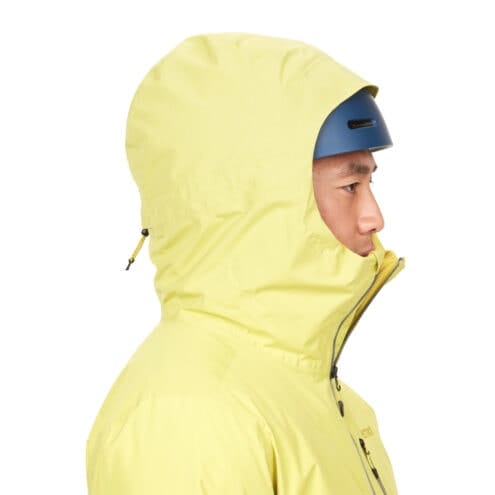 En modell som har på sig Marmot Lightray GORE-TEX skidjacka (herr)