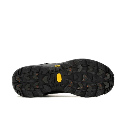 Sula på Ett par stabila Merrell MTL Thermo Rouge 4 Mid GTX löparskor för vinter (herr)