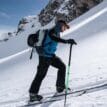 En modell bär Black Diamond Recon Stretch Pants skidbyxa (herr) uppför en backe