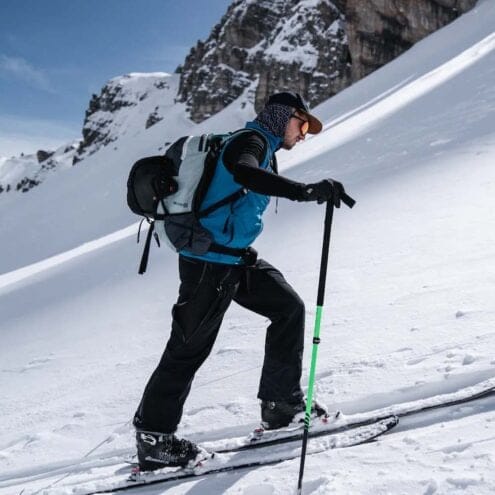 En modell bär Black Diamond Recon Stretch Pants skidbyxa (herr) uppför en backe