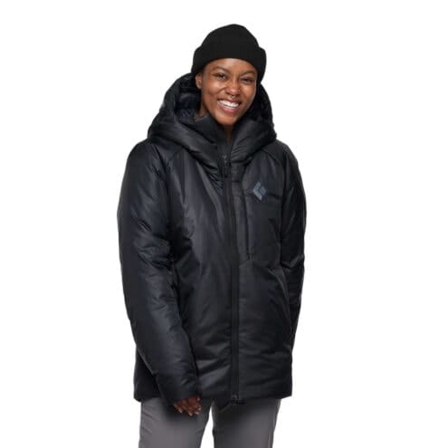 en modell bär Black Diamond Belay Parka vinterjacka (dam)