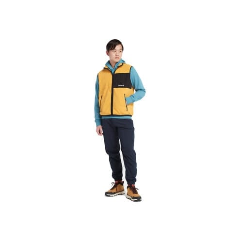 En modell bär snygg och skön Timberland Outdoor Archive Vest fleeceväst (herr)